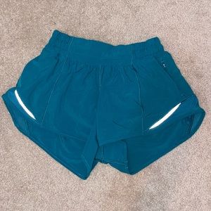 LuLulemon Hotty Hot Low-Rise Lined Short 2.5”